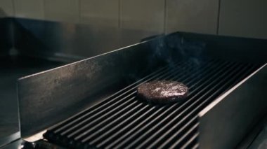 Otel Burger Patty restoranındaki profesyonel mutfak kızartılıyor.