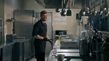 Profesyonel mutfak otel restoranı. Gülümseyen şef yemek ve iş konsepti hazırlıyor.