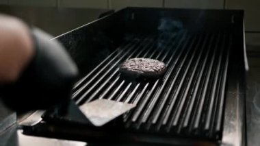 Otel Burger Patty restoranındaki profesyonel mutfak kızartılıyor.