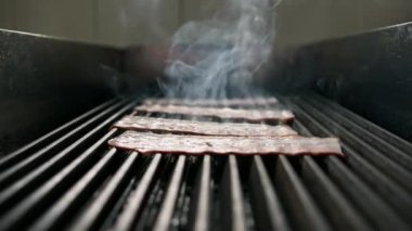 Bir otel restoranında profesyonel mutfak. Yakın plan, sulu pastırmalı ızgara yemek kavramı. Hamburgerler.