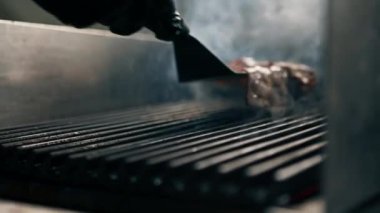 Bir otel restoranında profesyonel mutfak. Yakın plan, sulu pastırmalı ızgara yemek kavramı. Hamburgerler.