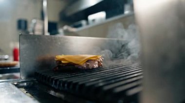 Otel restoranının profesyonel mutfağı peynirli burger köftesi.