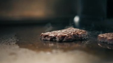 Profesyonel restoran mutfağı hamburgerler için ızgarada lezzetli köftelerin yakın plan çekimi.