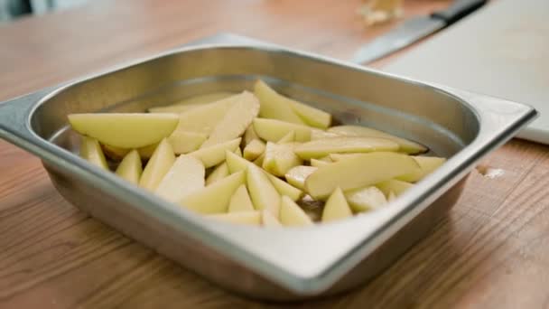 Professionele Keukenstukken Aardappelen Een Bakplaat Voor Het Bakken Oven — Stockvideo