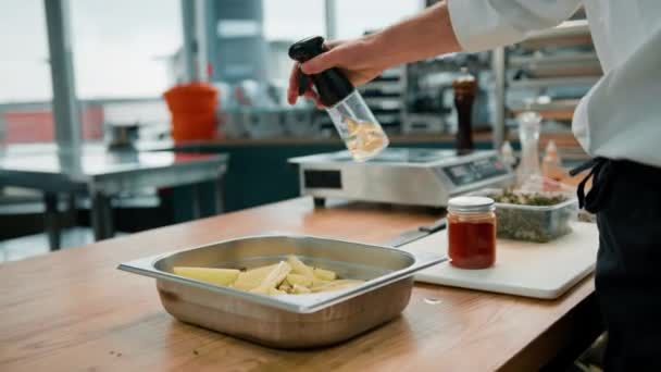 Profesionální Kuchyňské Kousky Brambor Podnosu Pečení Před Pečením Peci Vaření — Stock video