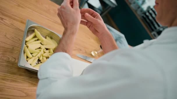 Profesjonalny Kucharz Kuchni Dodaje Przyprawy Kawałków Ziemniaków Tacy Pieczenia Przed — Wideo stockowe