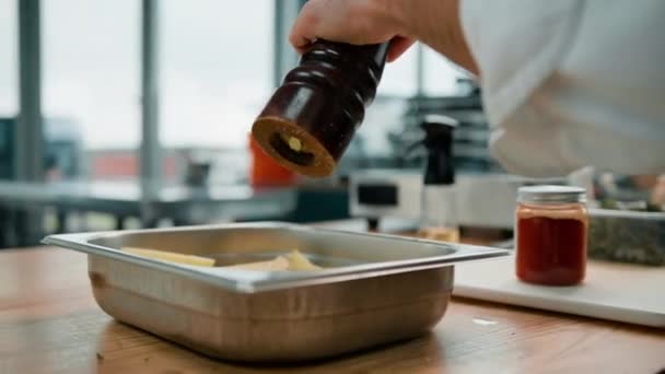 Chef Professionista Cucina Aggiunge Condimenti Pezzi Patate Una Teglia Prima — Video Stock
