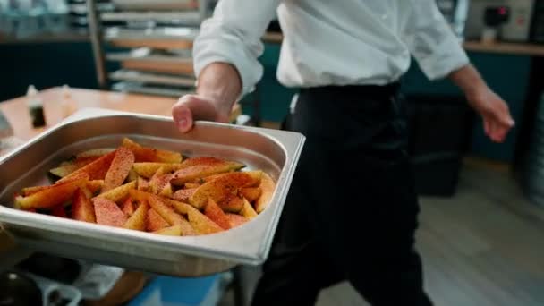 Profesjonalny Kucharz Który Umieszcza Arkusz Pieczenia Kawałkami Surowych Ziemniaków Przyprawami — Wideo stockowe
