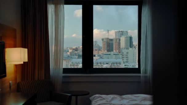 美しいホテルの部屋のインテリア窓から街のホテルの景色のベッドルーム — ストック動画