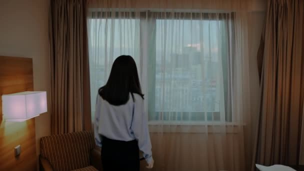 Młoda Kobieta Otwierając Zasłonę Stojąc Luksusowy Pokój Hotelowy Patrząc Przez — Wideo stockowe