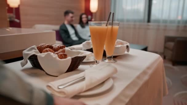 Wczesnym Rankiem Kelner Przynosi Wózek Wspaniałym Śniadaniem Pokoju Hotelowego — Wideo stockowe