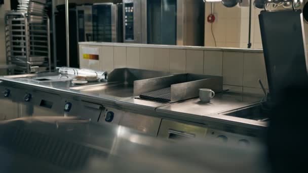 Profesjonalna Kuchnia Restauracji Hotelowej Naczynia Kuchenne Wnętrze Koncepcja Kulinarna Gotowanie — Wideo stockowe