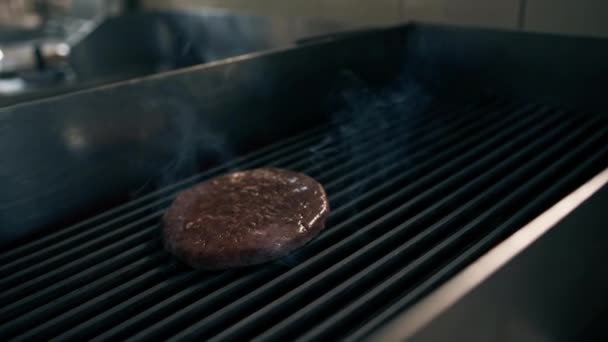 Профессиональная Кухня Ресторане Отеля Burger Patty Готовится Гриле — стоковое видео
