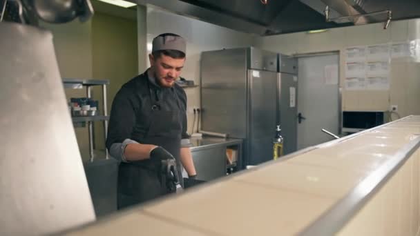 Profesionální Kuchyně Hotelové Restauraci Šéfkuchař Griluje Placku Burger — Stock video