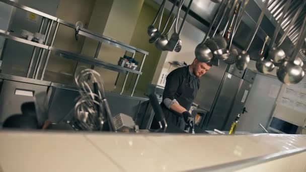 Professionelle Küche Hotelrestaurant Koch Grillt Ein Patty Auf Einem Burger — Stockvideo
