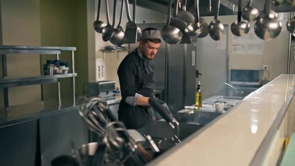 Профессиональная Кухня Ресторане Отеля Шеф Повар Жарит Пирожок Бургере — стоковое видео