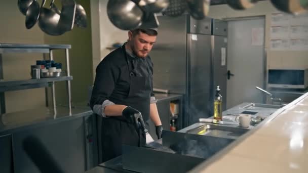 Profesjonalna Kuchnia Restauracji Hotelowej Kucharz Grilluje Patty Hamburgera — Wideo stockowe