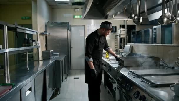 饭店厨师餐厅的专业厨房用刷子煎完后 将烤架清洗干净 — 图库视频影像