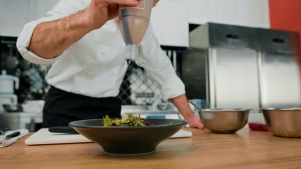 Cocina Profesional Chef Vierte Salsa Ensalada Con Pera Queso Mezcla — Vídeo de stock