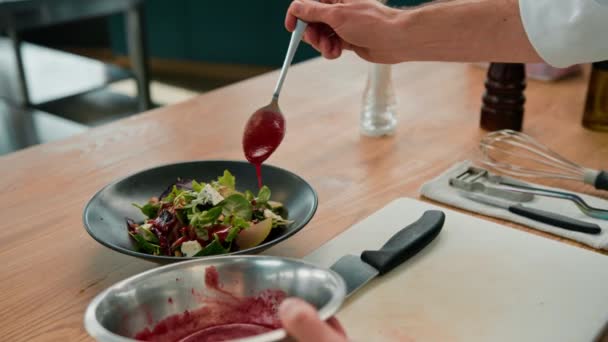 Профессиональная Кухня Шеф Повар Наливает Красный Соус Салат Грушей Сыром — стоковое видео