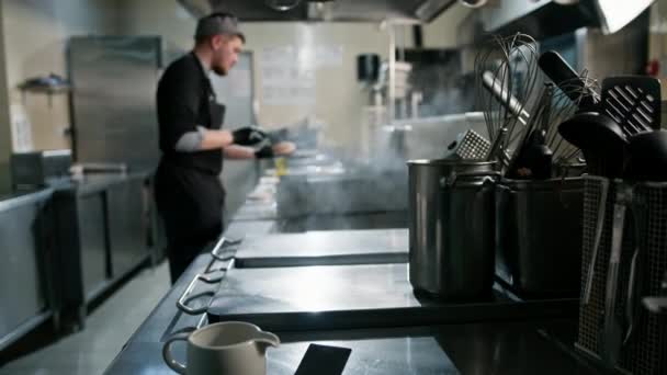 Profesjonalna Kuchnia Restauracji Hotelowej Kucharz Stawia Bułki Hamburgerowe Grillu — Wideo stockowe
