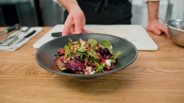 Cozinha Profissional Chef Serve Salada Com Pêra Queijo Mesa Regada — Vídeo de Stock