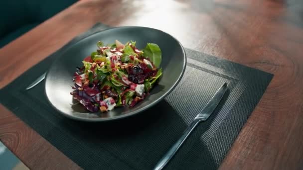 Salada Cozinha Profissional Com Pêra Queijo Mesa Coberta Com Molho — Vídeo de Stock