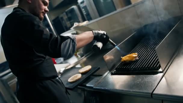 Professional Kitchen Hotel Restaurant Close Kitchen Torch Grilling Cheese Burger — Stock Video