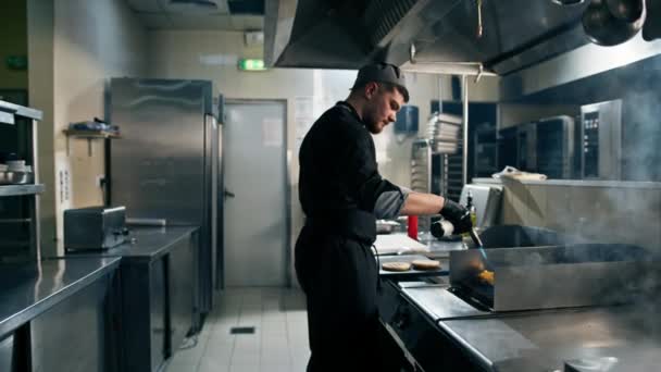 Professional Kitchen Hotel Restaurant Close Kitchen Torch Grilling Cheese Burger — Stock Video