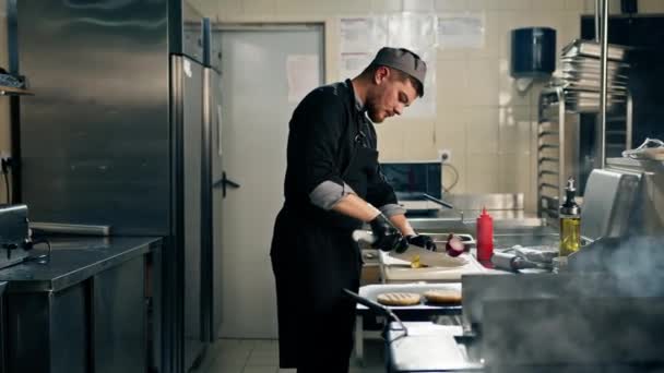 Profesionální Kuchyně Hotelové Restauraci Šéfkuchař Kuchyňským Nožem Řeže Zeleninový Burger — Stock video