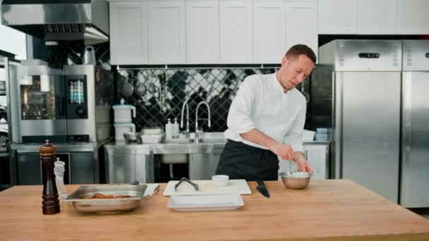 专业的厨房厨师用调料制作酸奶油酱烤土豆 — 图库视频影像
