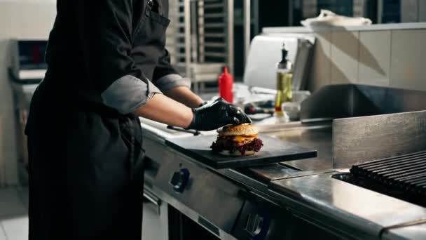Cozinha Profissional Restaurante Hotel Chef Prepara Hambúrguer Saboroso Suculento Para — Vídeo de Stock
