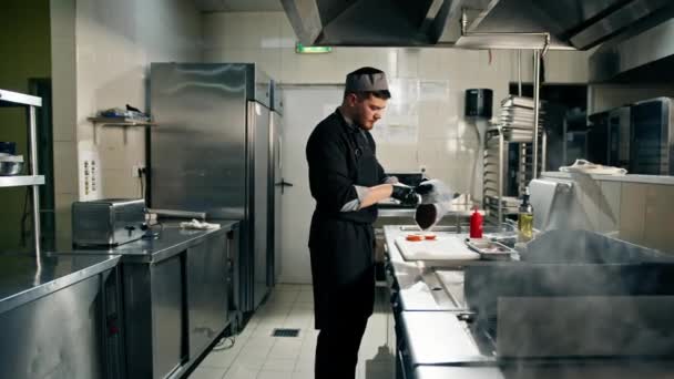 Profesionální Kuchyně Hotelové Restauraci Šéfkuchař Bere Burger Patty Balíčku Jídlo — Stock video