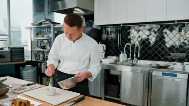 Professioneller Küchenchef Macht Sauerrahmsoße Backkartoffeln Mit Gewürzmischungen Zutaten — Stockvideo