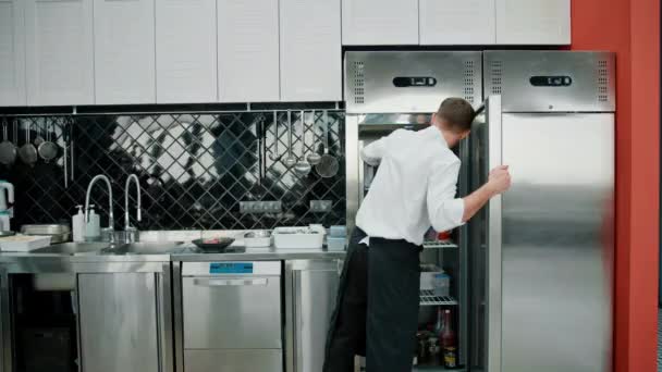 Επαγγελματίας Σεφ Κουζίνα Εξετάζει Ψυγείο Και Επιλέγει Συστατικά Για Μαγείρεμα — Αρχείο Βίντεο