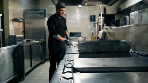 Επαγγελματική Κουζίνα Ένα Εστιατόριο Του Ξενοδοχείου Ένας Σεφ Ετοιμάζει Ένα — Αρχείο Βίντεο