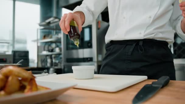 Επαγγελματική Σεφ Κουζίνα Κάνει Ξινή Σάλτσα Κρέμα Ψημένες Πατάτες Μπαχαρικά — Αρχείο Βίντεο