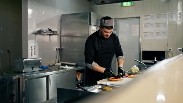 Professional Kitchen Hotel Restaurant Chef Prepares Ingredients Burger — Stock Video