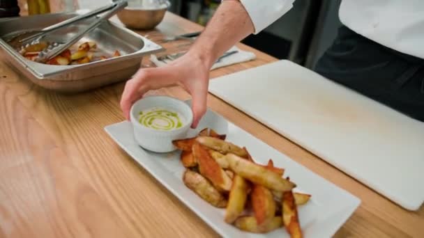 Chef Professionnel Ajoute Sauce Crème Sure Aux Quartiers Pommes Terre — Video