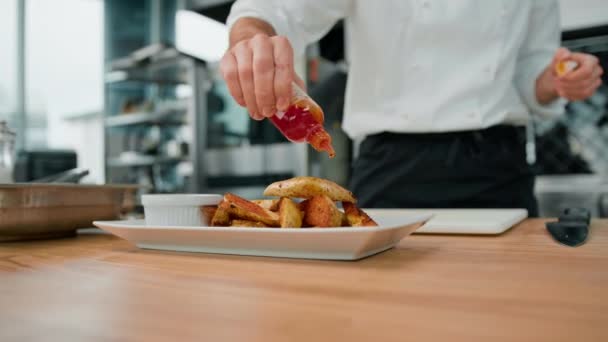 Profesyonel Bir Aşçı Sağlıklı Bir Yemek Hazırlarken Fırında Patates Dilimlerine — Stok video