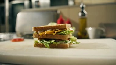 Otel restoranında profesyonel mutfak. Misafirlere servis yapmadan önce yeni hazırlanmış kulüp sandviçi.