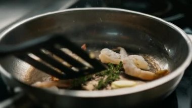 Otel restoranında profesyonel mutfak. Karides karidesli, midyeli, somon balıklı yakın deniz ürünleri.