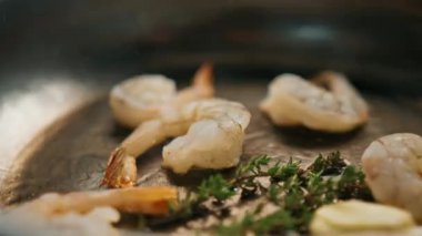 Otel restoranında profesyonel mutfak. Karides karidesli, midyeli, somon balıklı yakın deniz ürünleri.