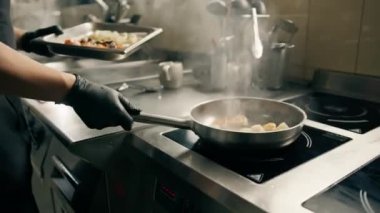 Bir otel restoranında profesyonel mutfak tavada deniz mahsulleri karides, kalamar midye somon ve deniz tarağı.