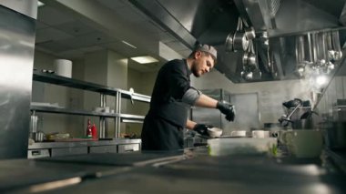 Otel restoranında profesyonel mutfak. Şef yemek yaparken yemek malzemelerini seçer.