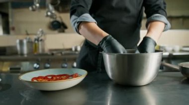 Otel restoranında profesyonel mutfak. Şef tabakta deniz ürünleri salatası için malzemeler hazırlıyor.