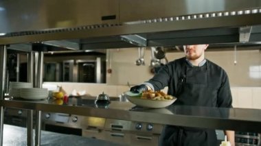 Otel restoranında profesyonel mutfak, şef garsonlara deniz ürünleri salatasının hazır olduğunu bildirmek için zile basıyor.