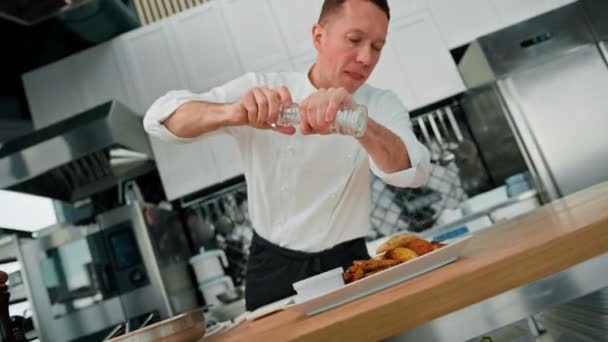 Profesyonel Bir Aşçı Sağlıklı Bir Yemek Hazırlarken Fırında Patates Dilimlerine — Stok video