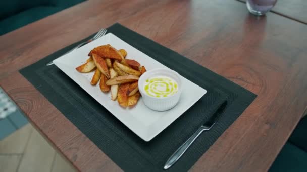 Restoran Yemeği Ekşi Krema Sosu Masada Baharatlı Fırında Patates Dilimleri — Stok video