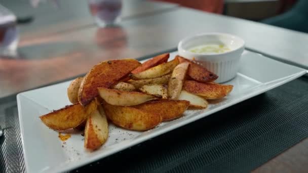 Restoran Yemeği Ekşi Krema Sosu Masada Baharatlı Fırında Patates Dilimleri — Stok video